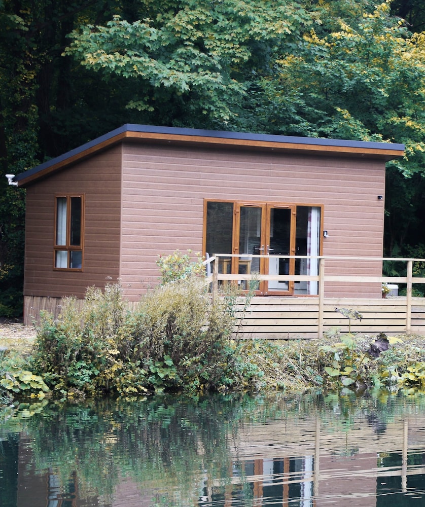 Deluxe Studio, 1 King Bed, Hot Tub, Lake View
