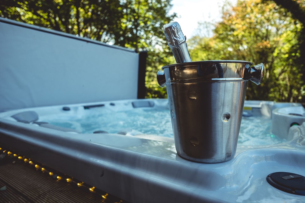Executive Chalet, 2 Bedrooms, Hot Tub, Lake View