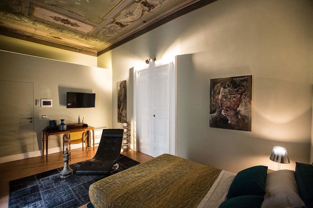 Luxury Suite (Re)