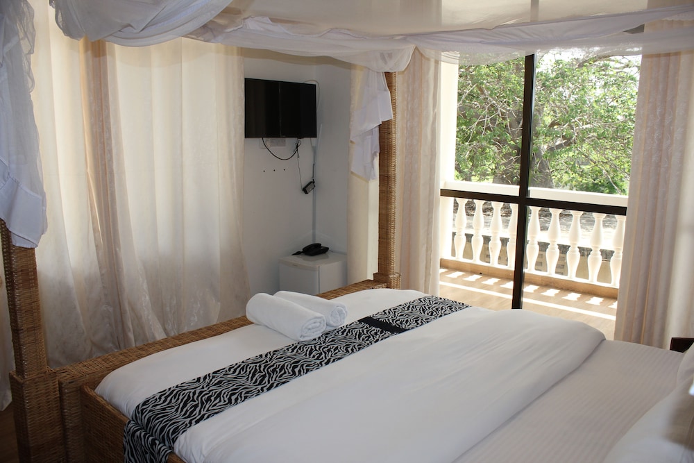 Family Suite, Multiple Beds, Balcony, Partial Ocean View