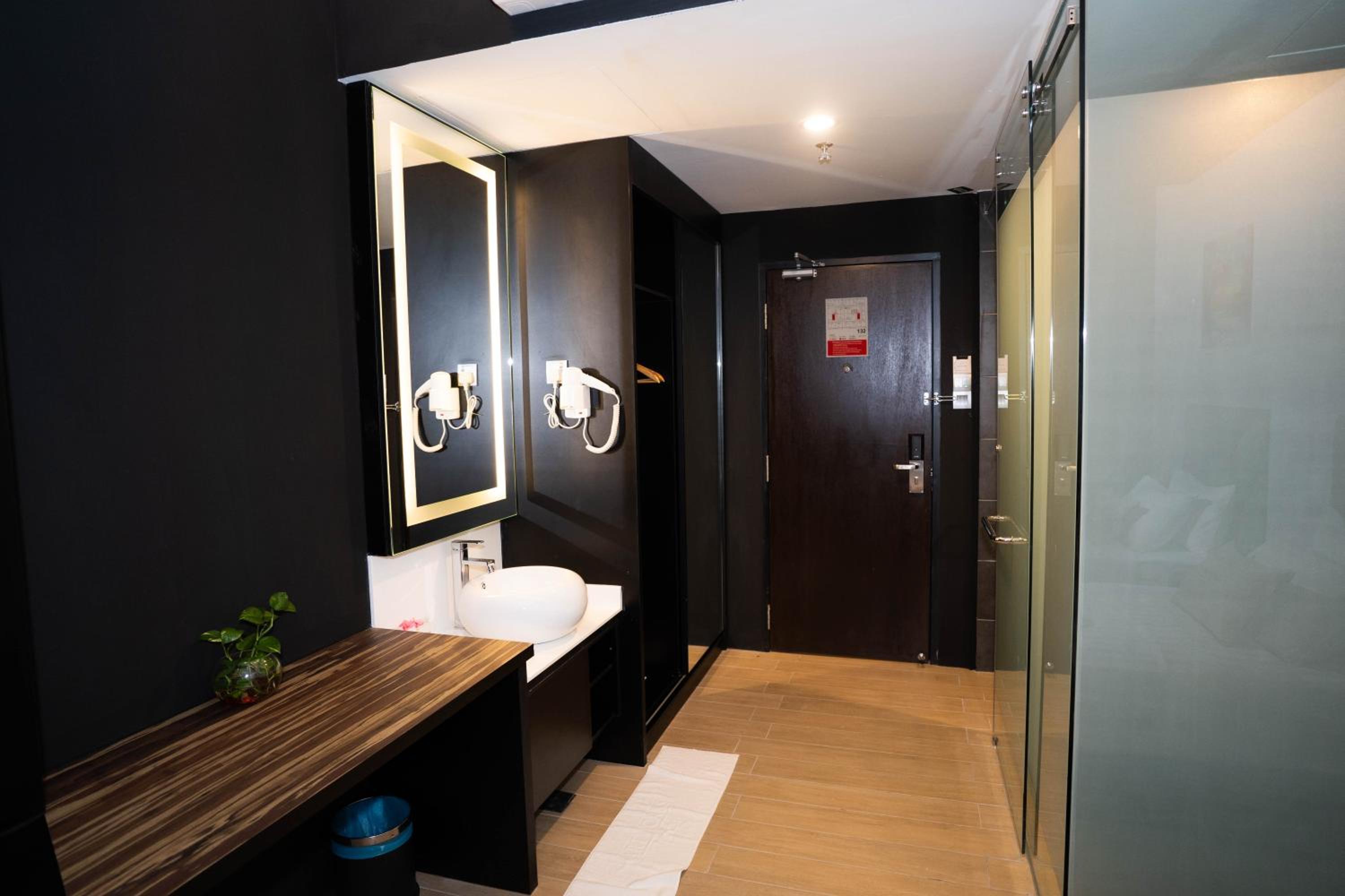 Standard King Room - No Window