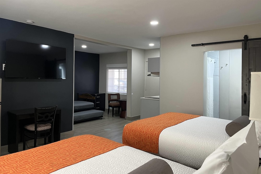 Family Suite, 2 Queen Beds, Non Smoking, Kitchenette