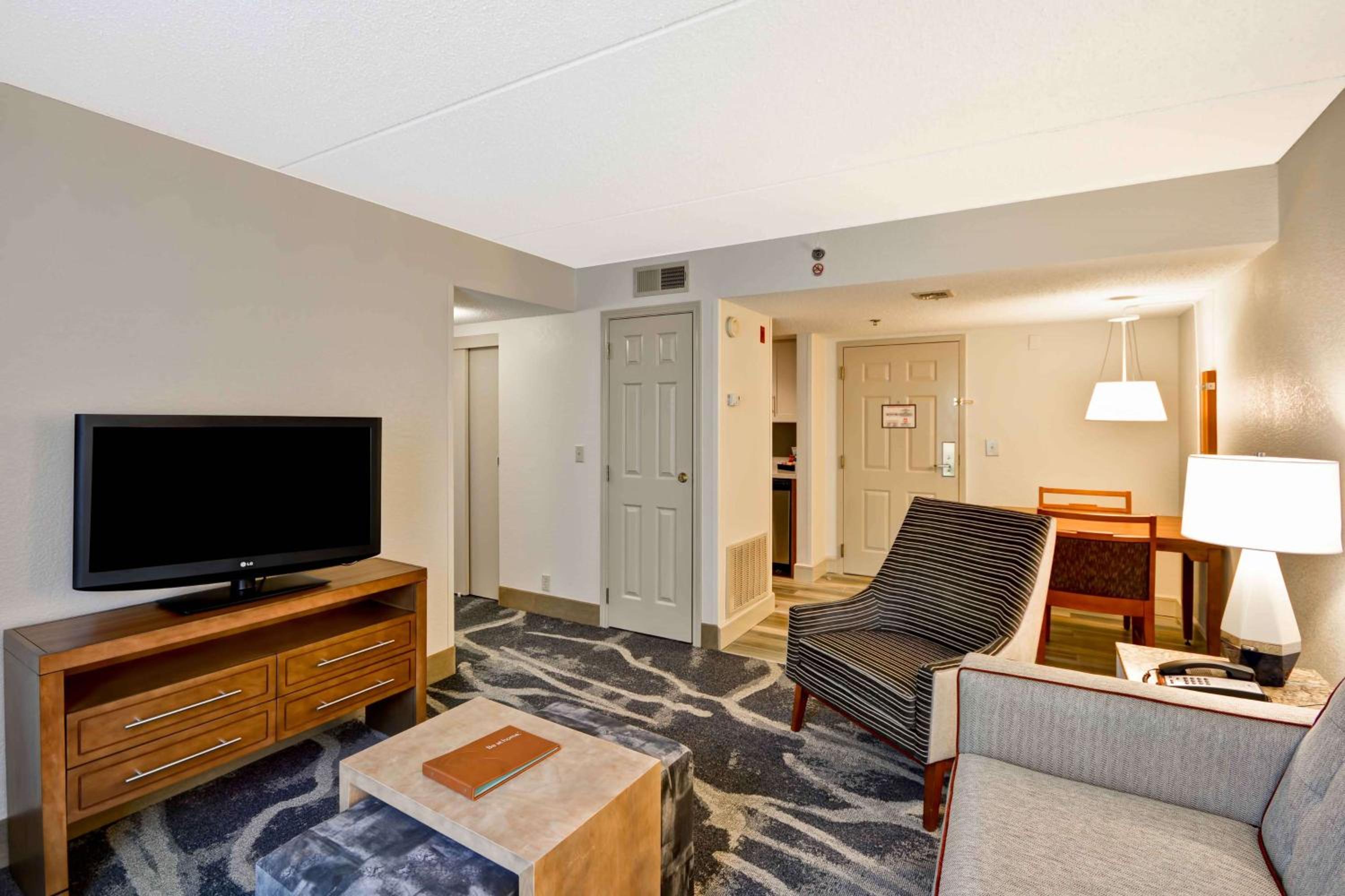 Premium One-Bedroom King Suite - Non-Smoking