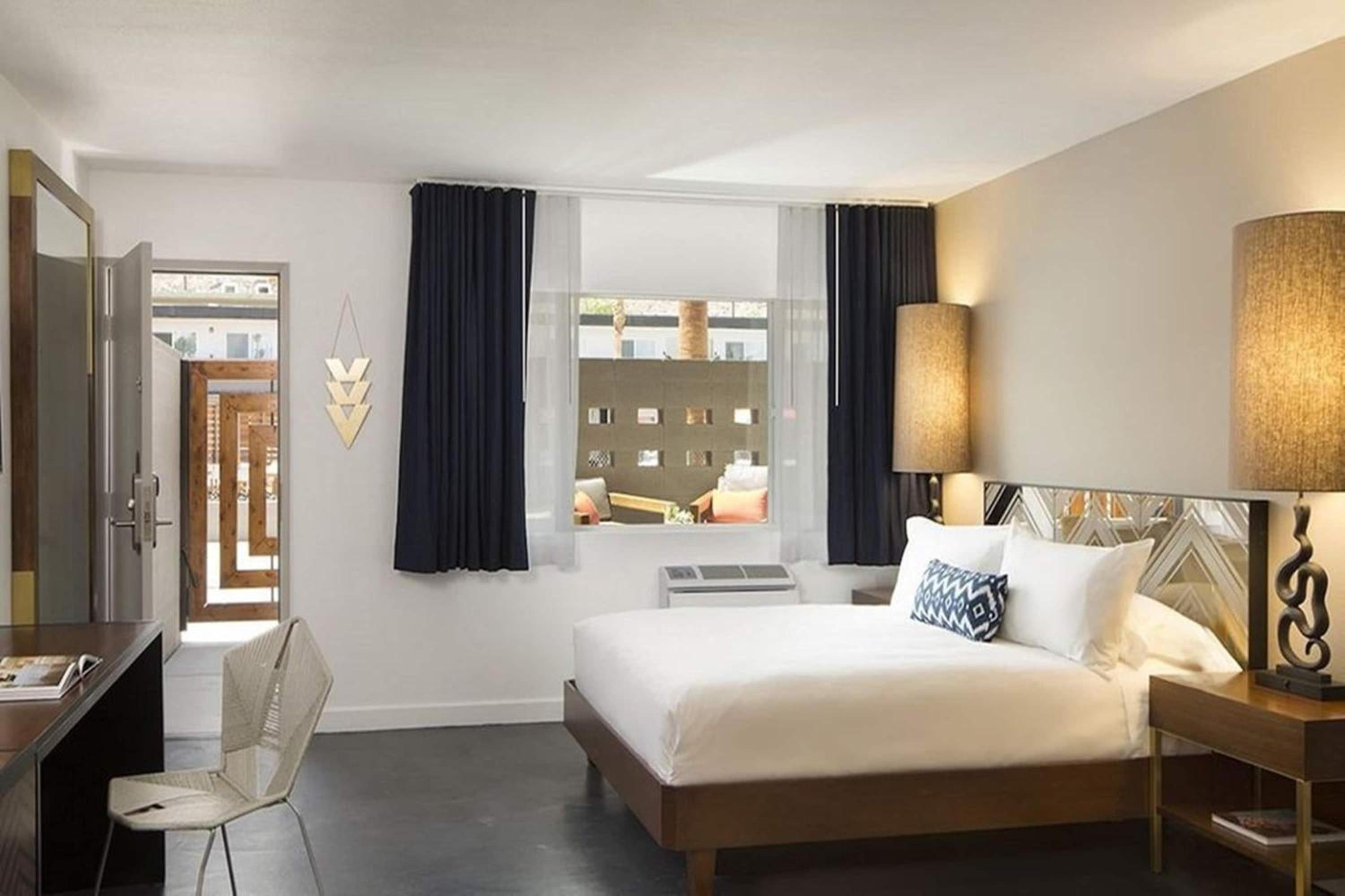 Deluxe King Room with Pool View - Non-Smoking