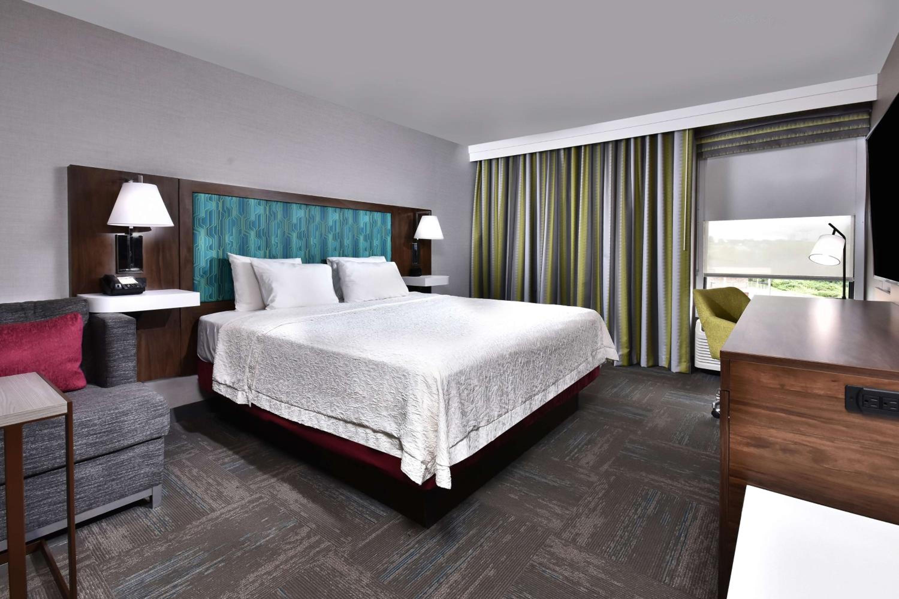 King Room with King Bed - Non-Smoking