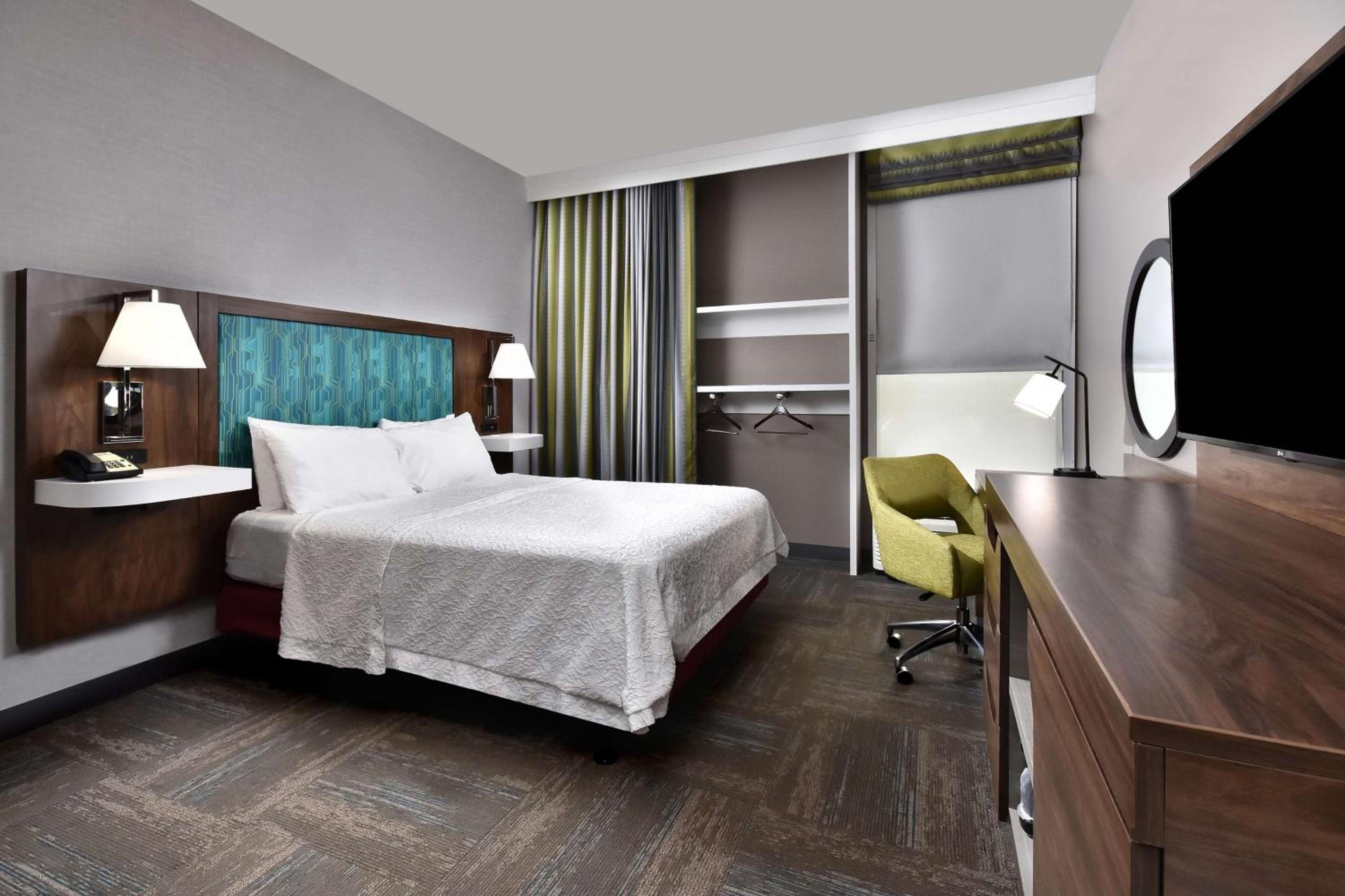 King Room with Chaise Lounge - Non-Smoking