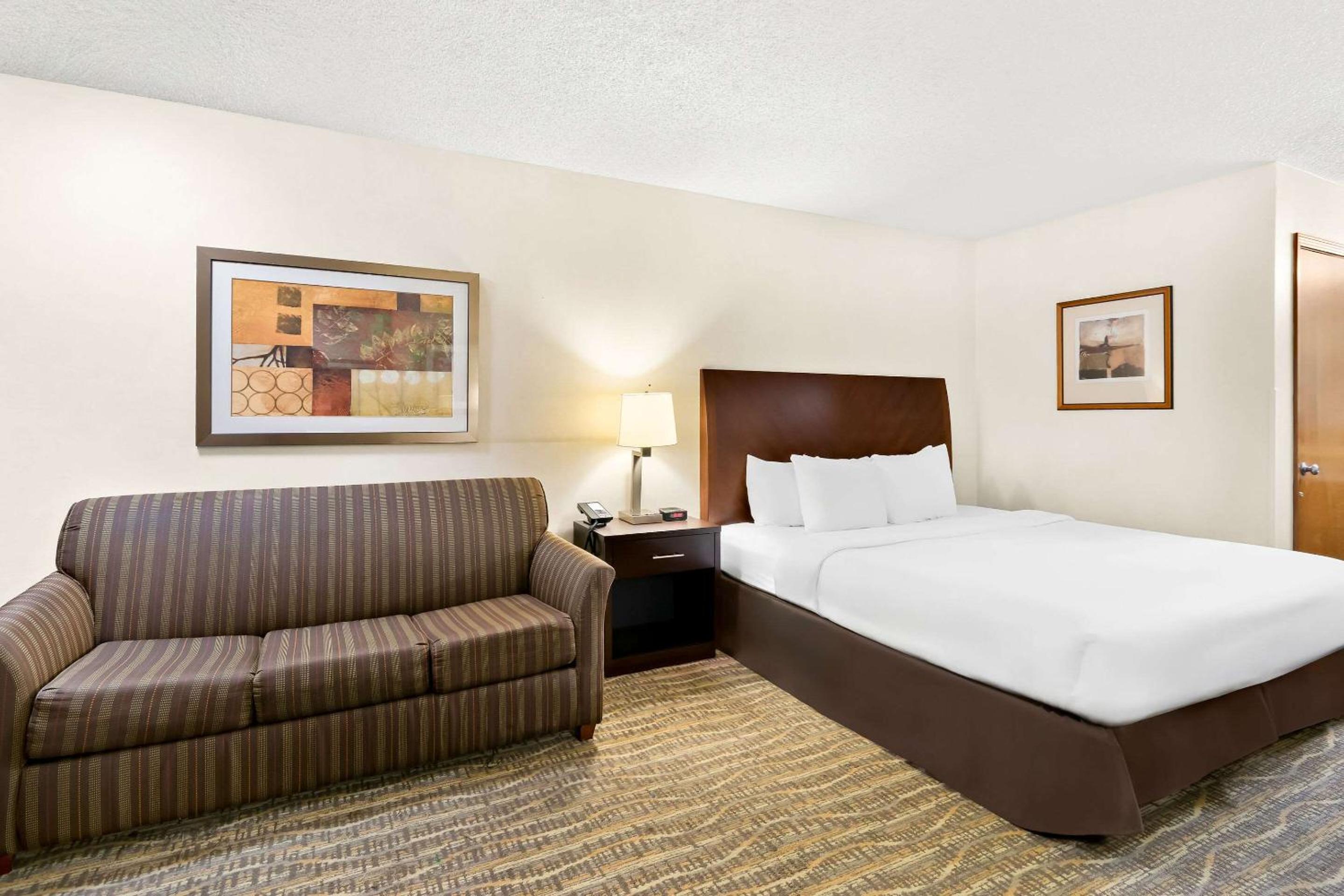 Queen Room with Sofa Bed - Non-Smoking