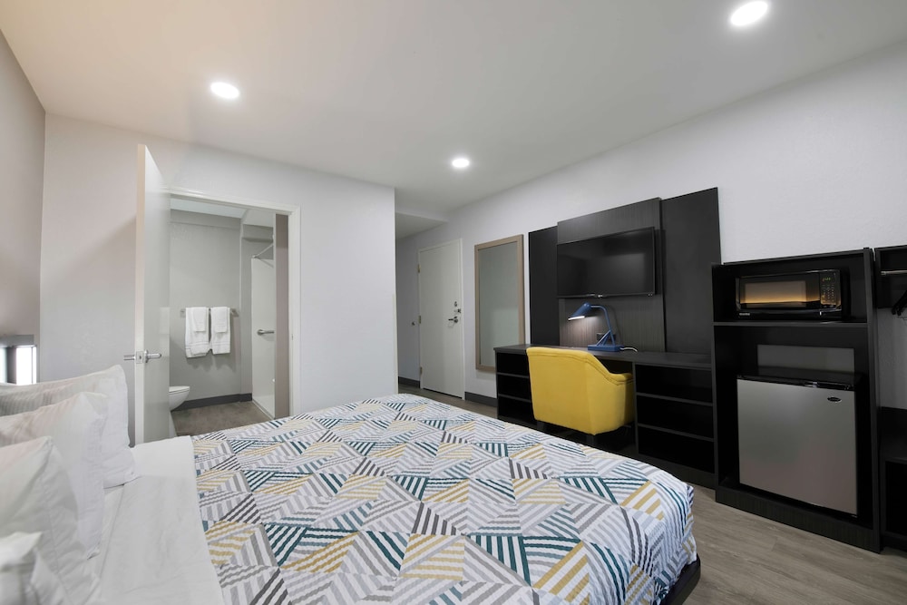 Standard Suite, 1 King Bed, Accessible, Non Smoking