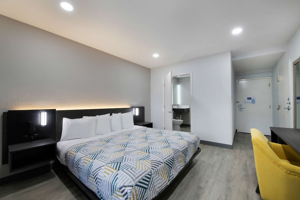 Standard Room, 1 King Bed, Non Smoking, Refrigerator & Microwave