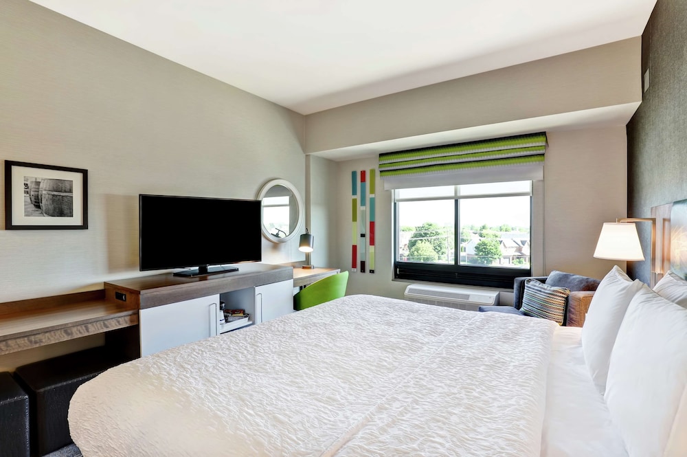 Room, 1 King Bed, Refrigerator & Microwave