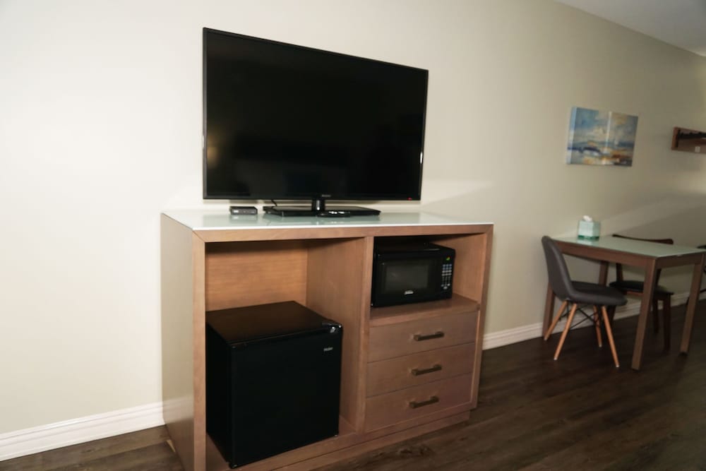 Standard Room, 1 King Bed (Pet Friendly)