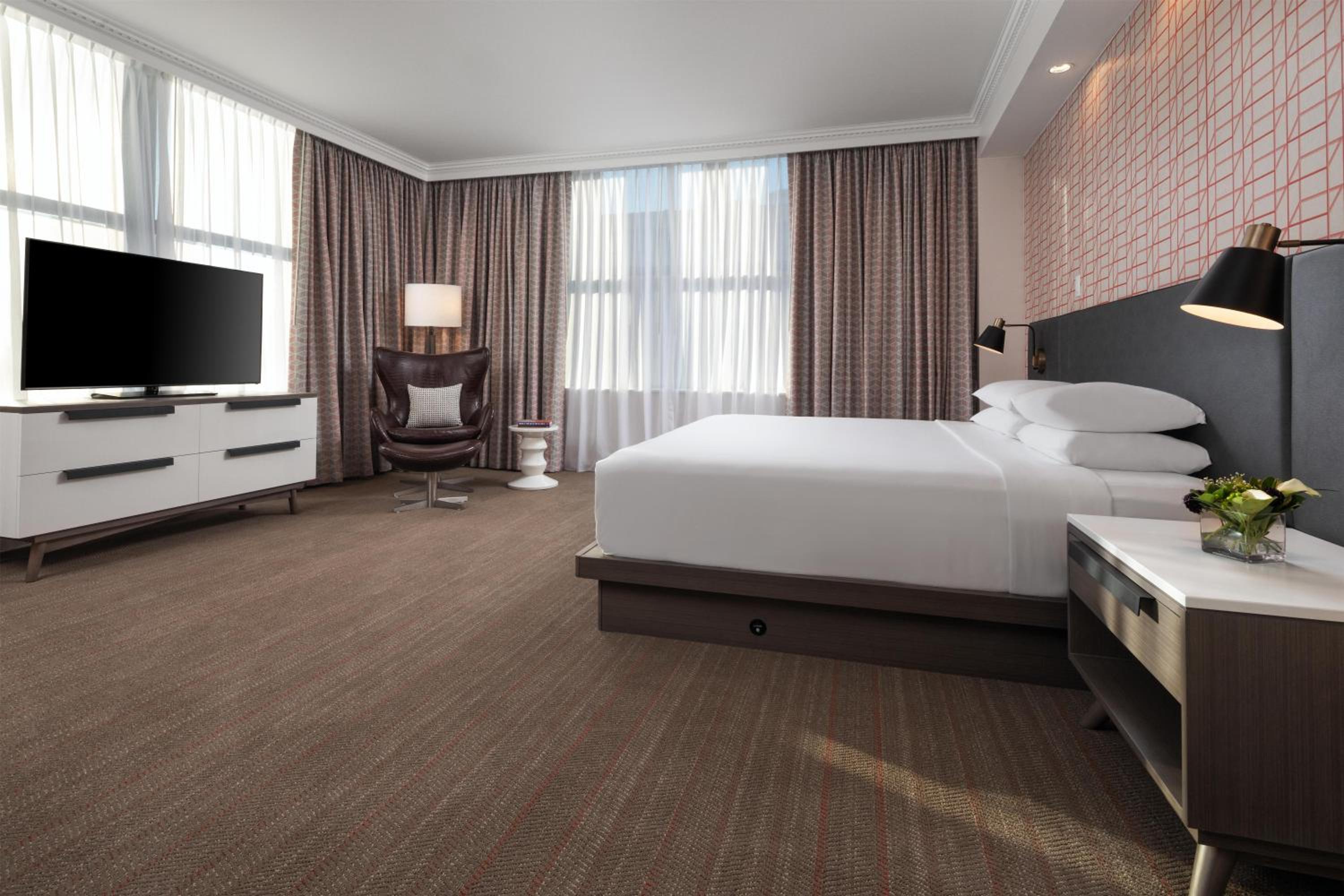 Deluxe King Room with Roll-In Shower - Mobility Accessible