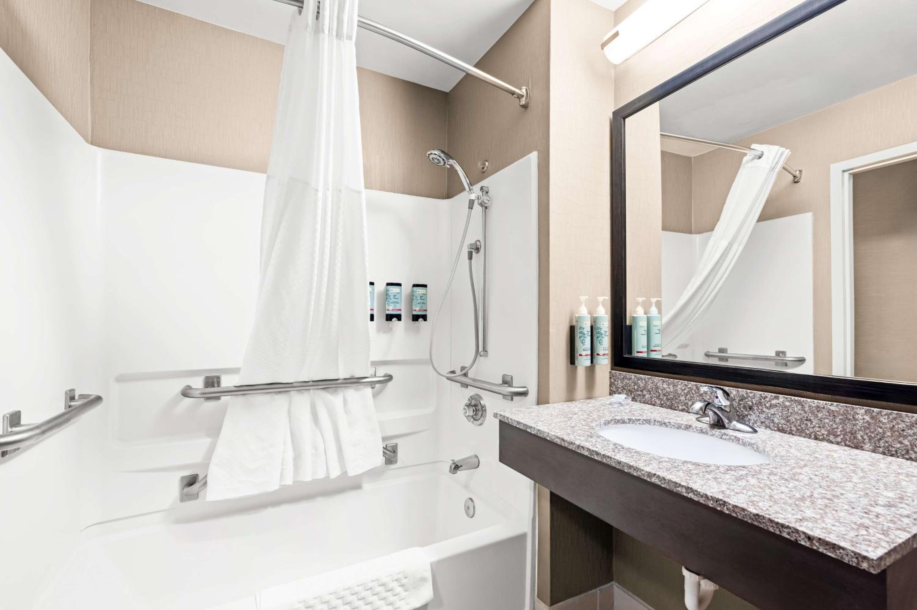 Queen Room -Disability Access/Bath Tub