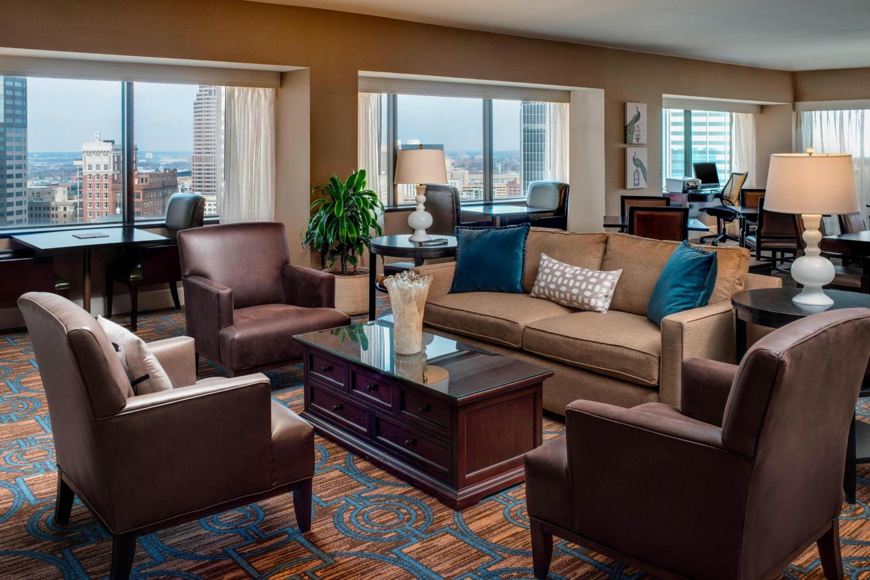 Club Level, Guest Room, 1 King, City View