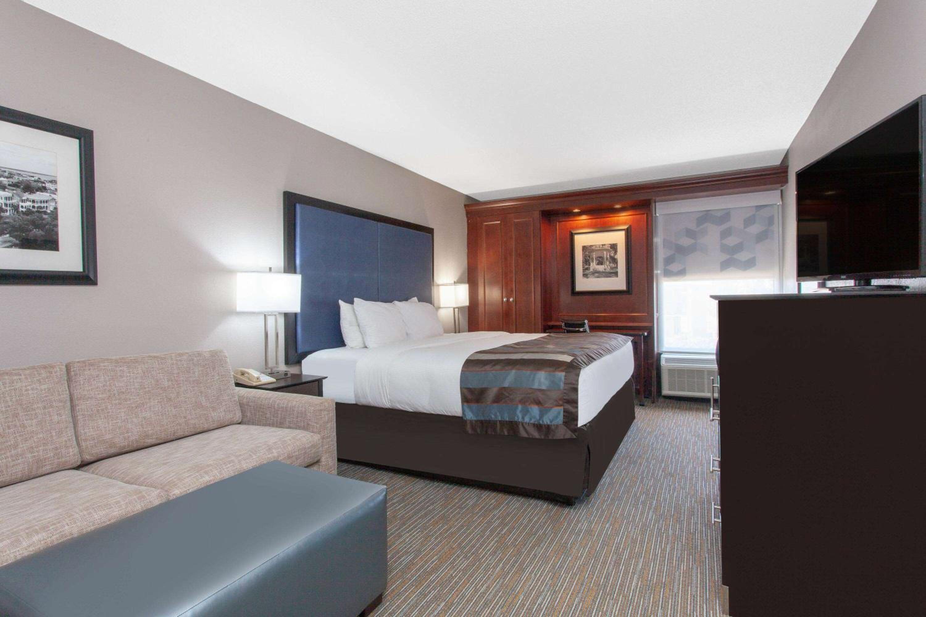 Deluxe King Room - Non-Smoking