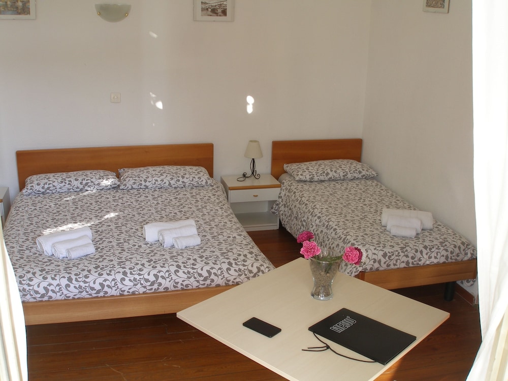 Triple Room, Bathtub