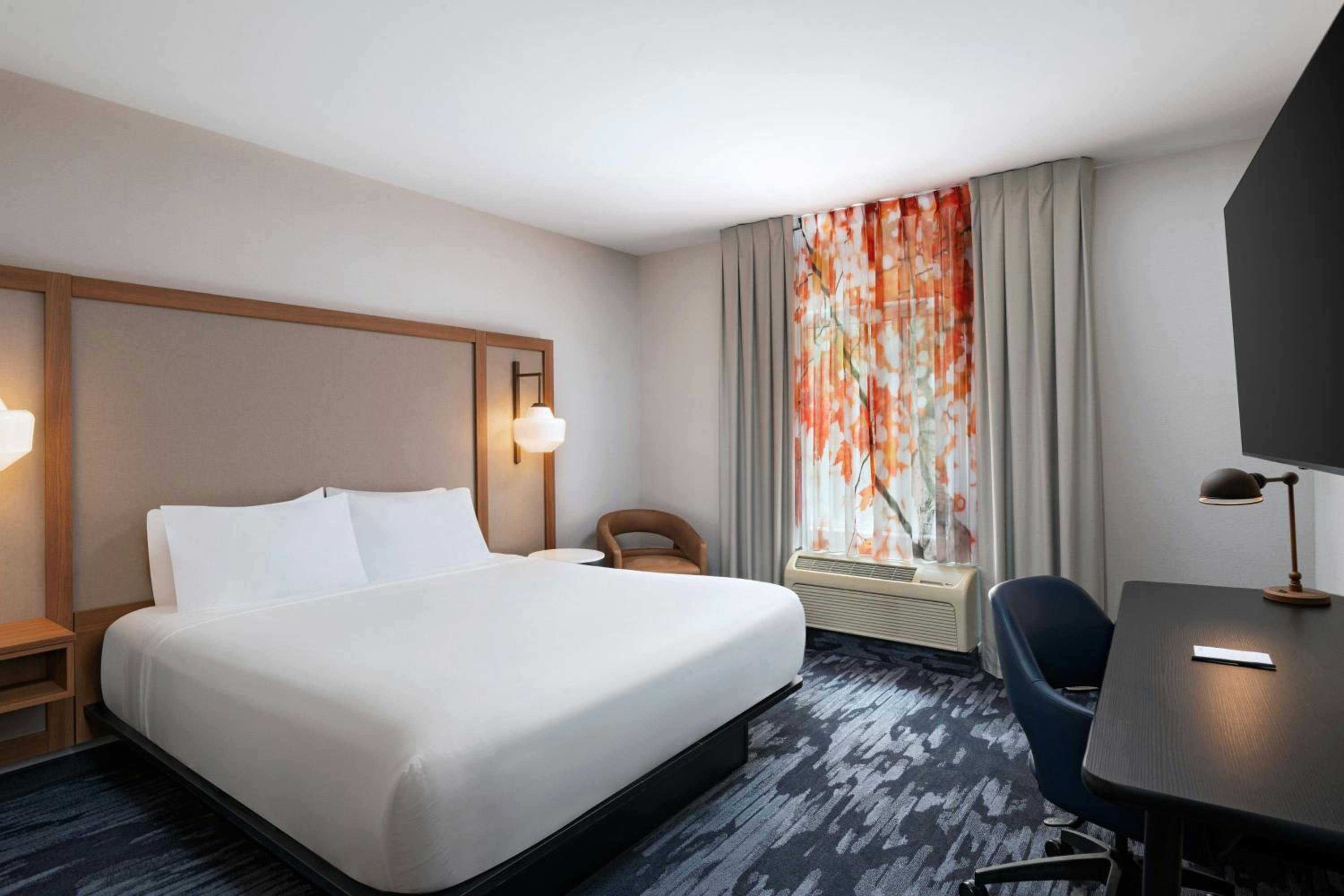 King Room with Roll-In Shower - Mobility Accessible