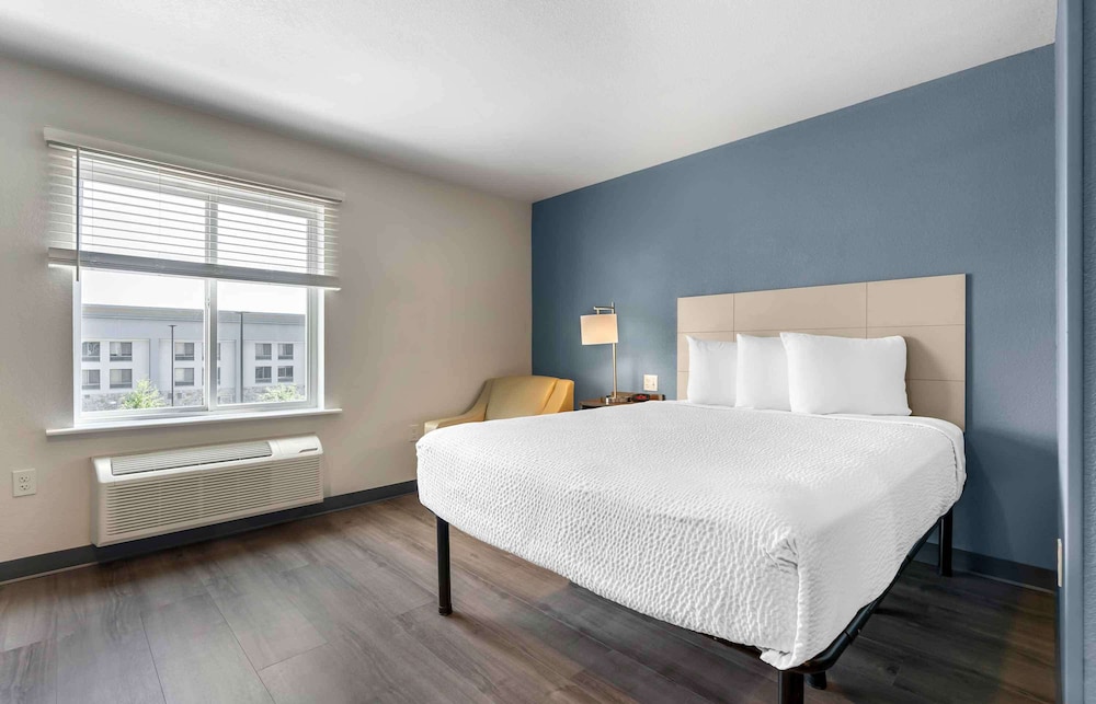 Standard Studio, 1 Queen Bed, Non Smoking, Refrigerator & Microwave
