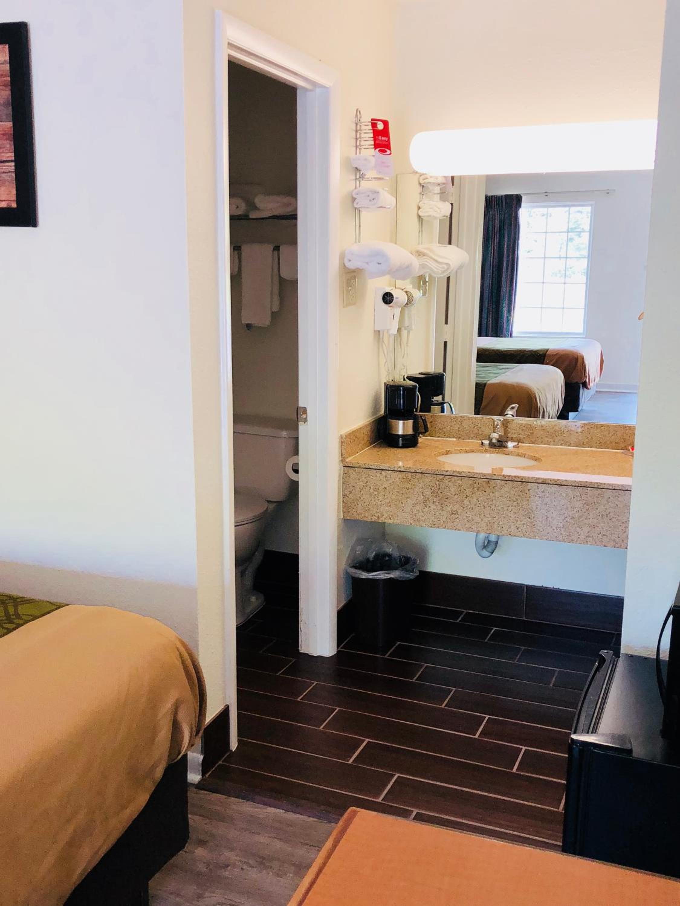 King Room - Accessible/Smoking