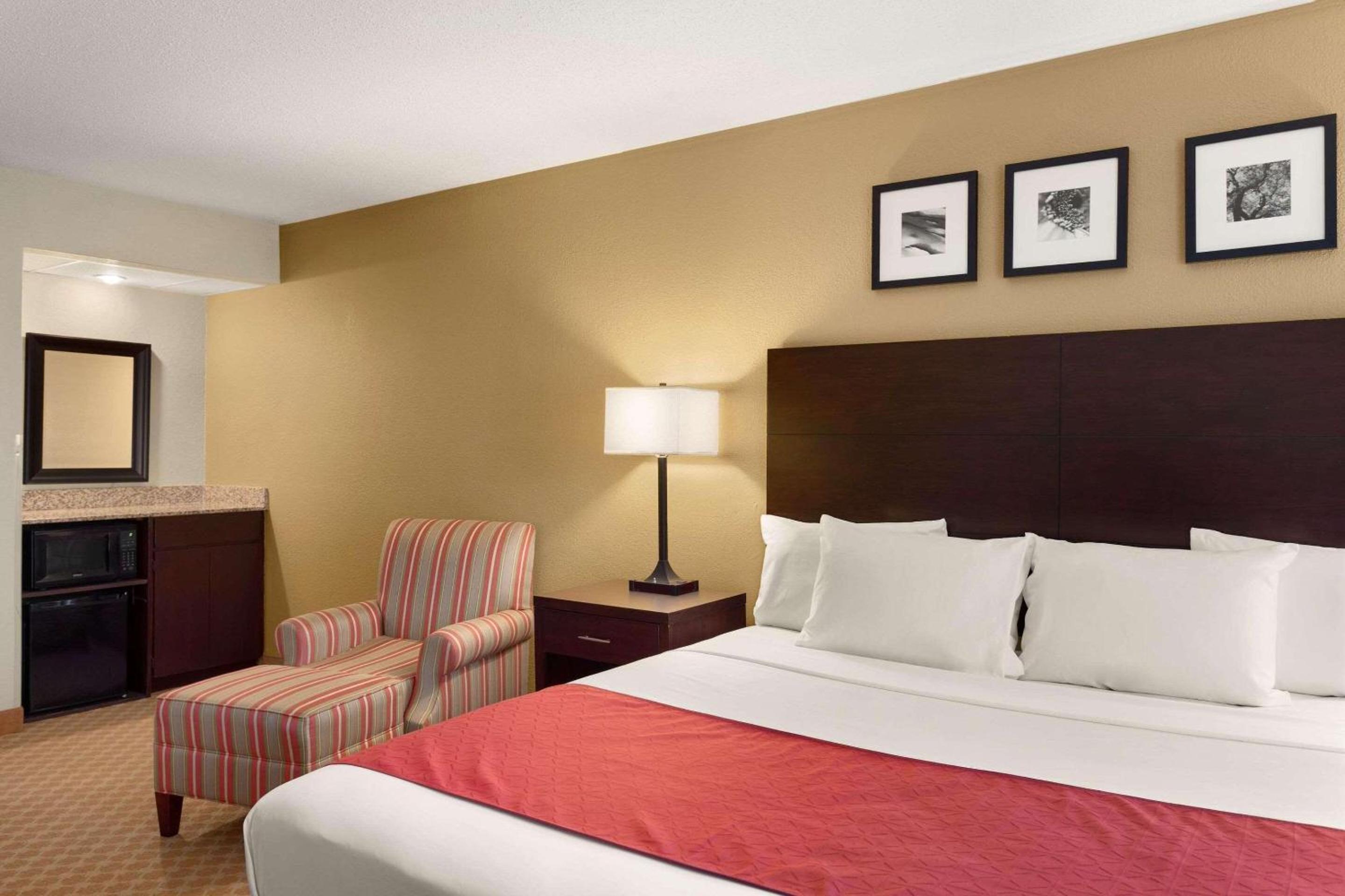 Country Inn & Suites by Radisson, Near The National Sports Center, Coon Rapids, MN