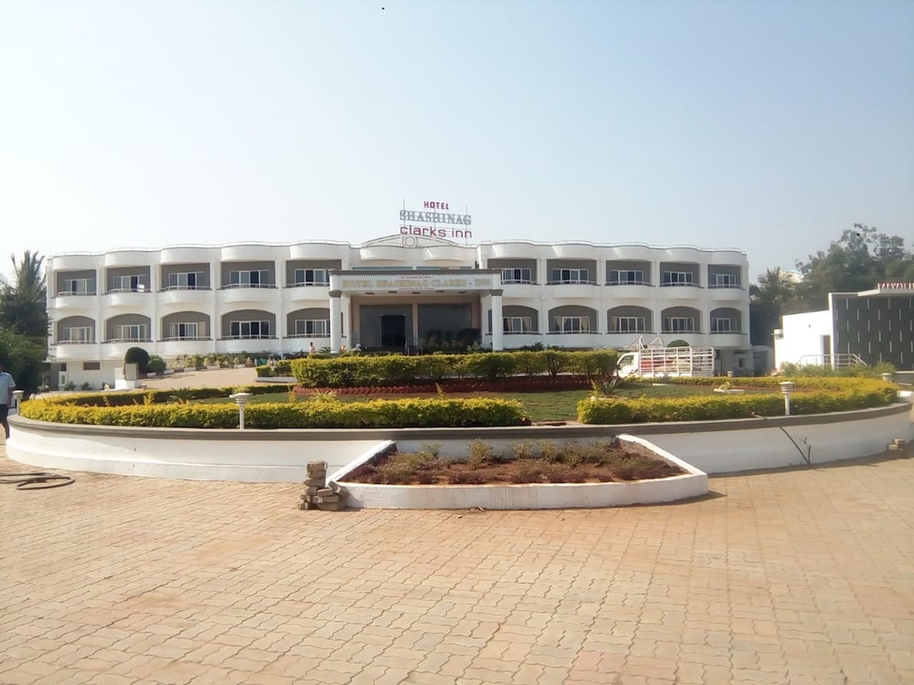Hotel Shashinag Clarks Inn