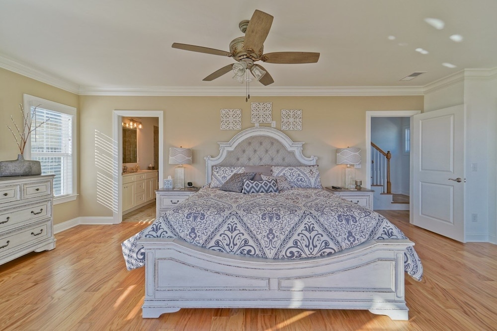 Knot A Care 4 Bedroom Home by RedAwning