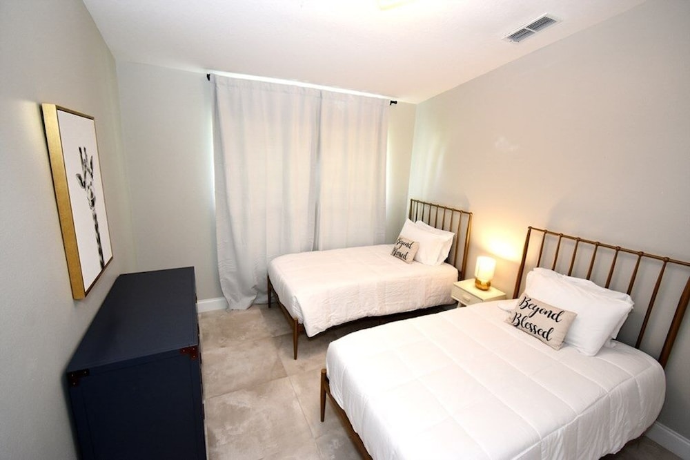 Greater Groves - 5 Bedrooms House w/pool-5202GG Home by RedAwning