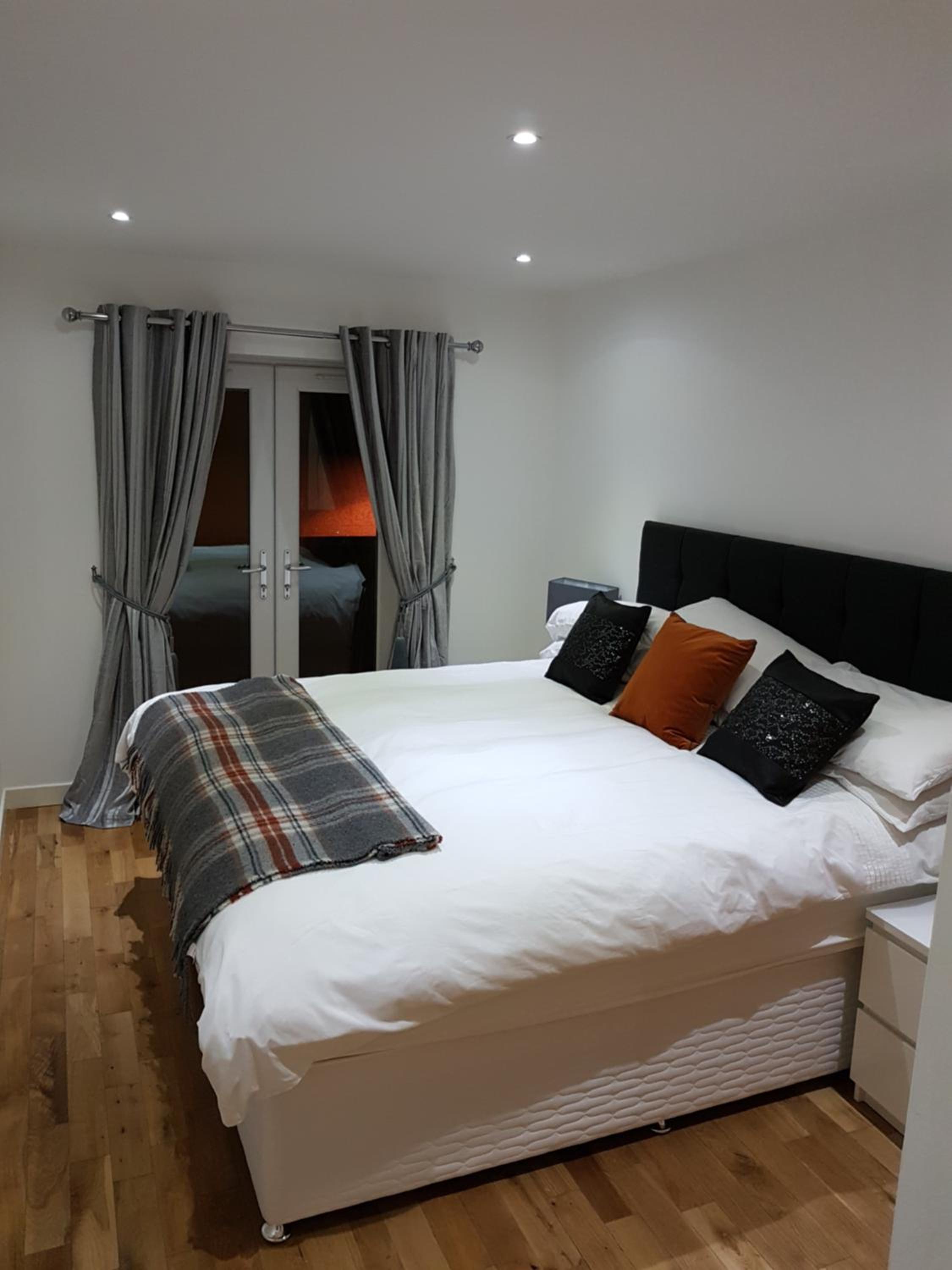 Langley 2BR City Centre Apartment Secure Parking & Trades-Friendly
