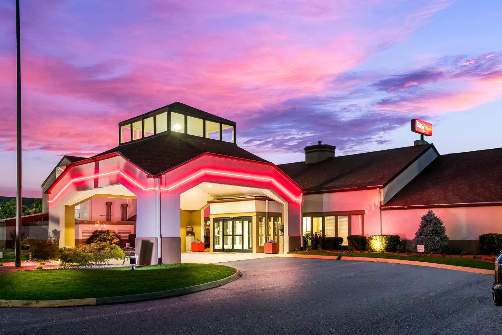 Red Roof Inn PLUS+ & Suites Knoxville West - Cedar Bluff