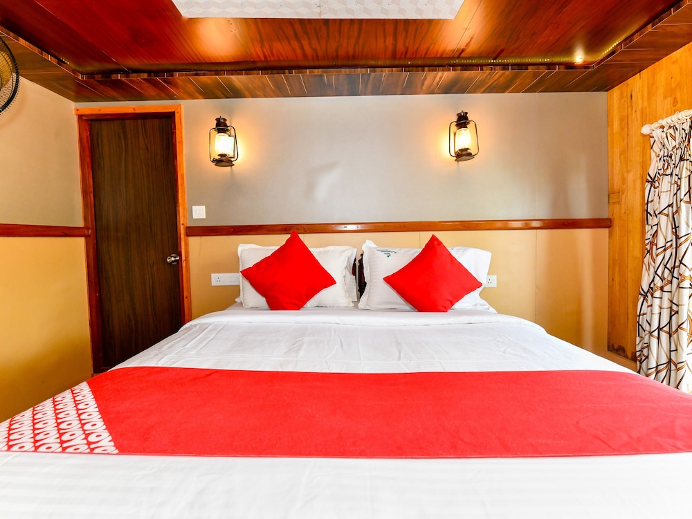 OYO 24920 Indraprastha Royal Castle Sharing Houseboat