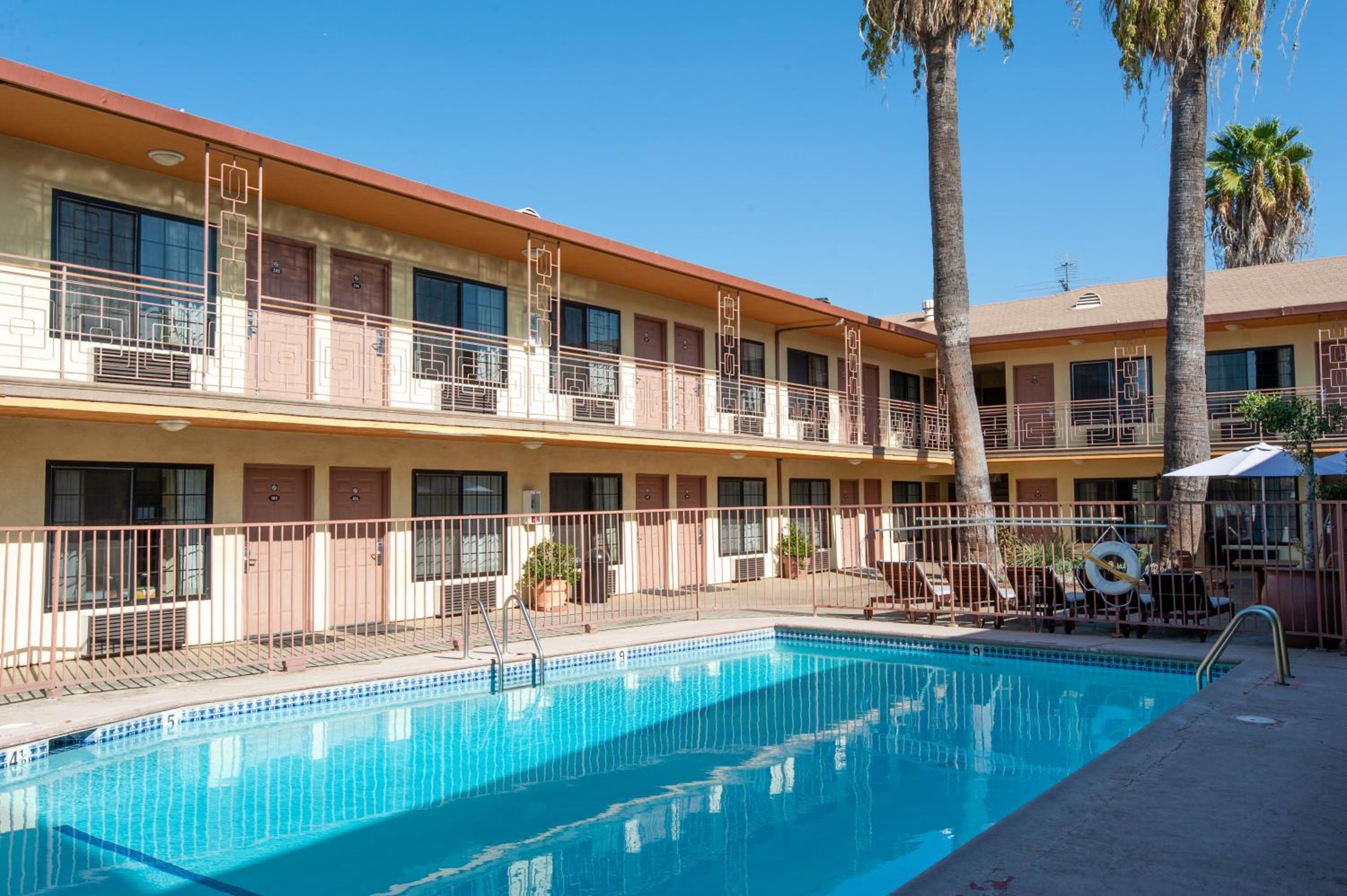 Studio City Court Yard Hotel