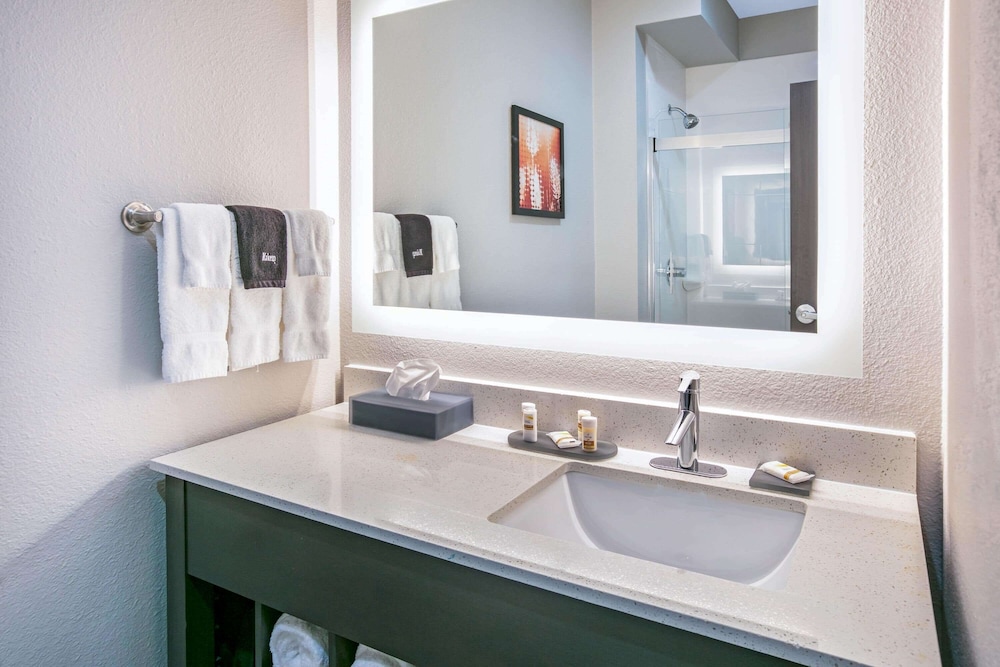 La Quinta Inn & Suites by Wyndham DFW West-Glade Parks