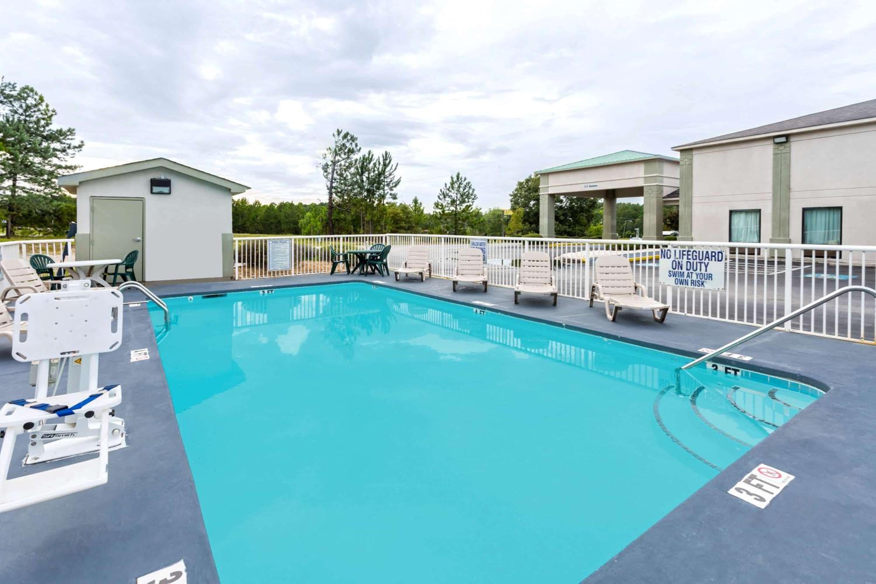 Days Inn by Wyndham Lugoff
