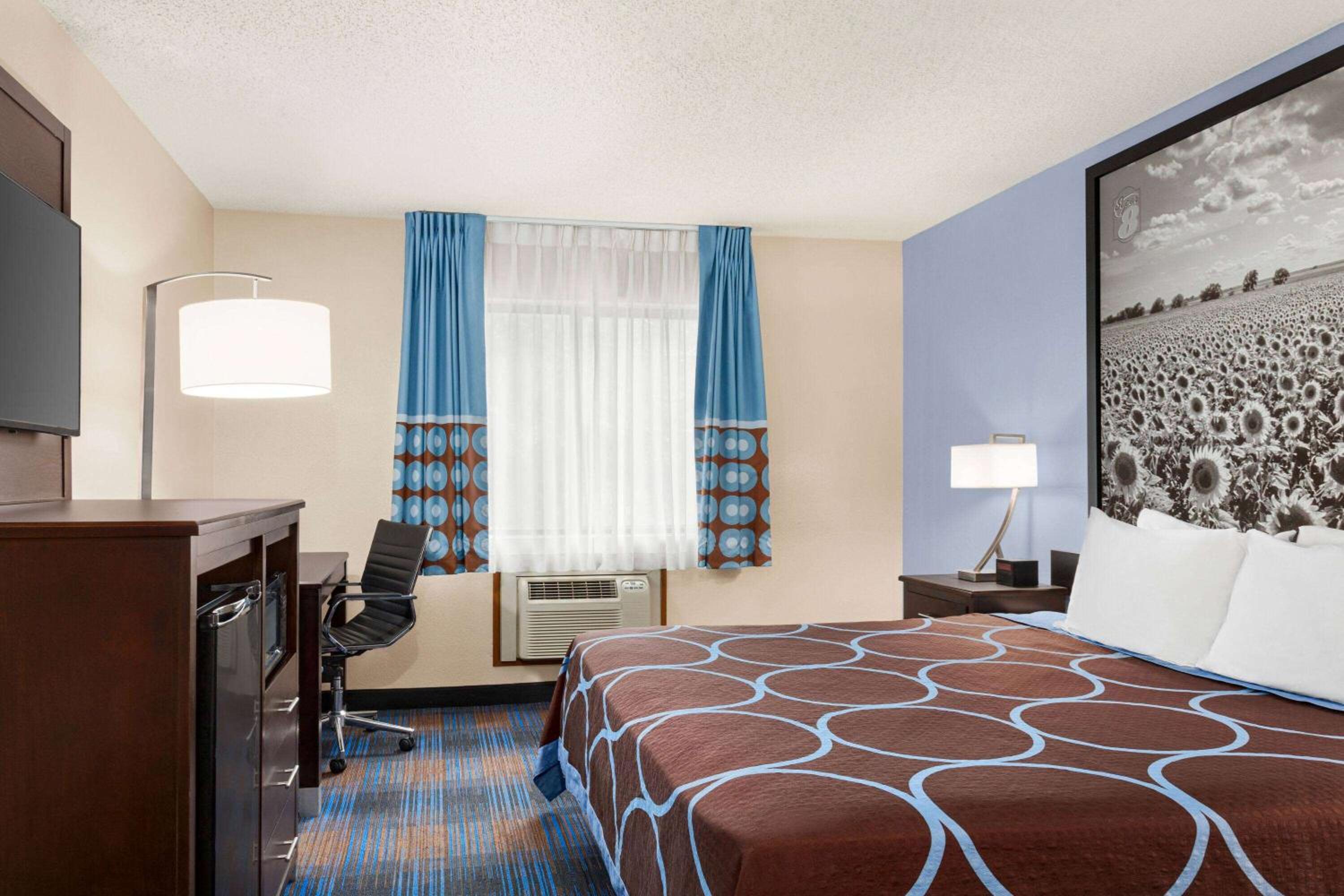 Super 8 by Wyndham Lenexa Overland Park Area/Mall Area
