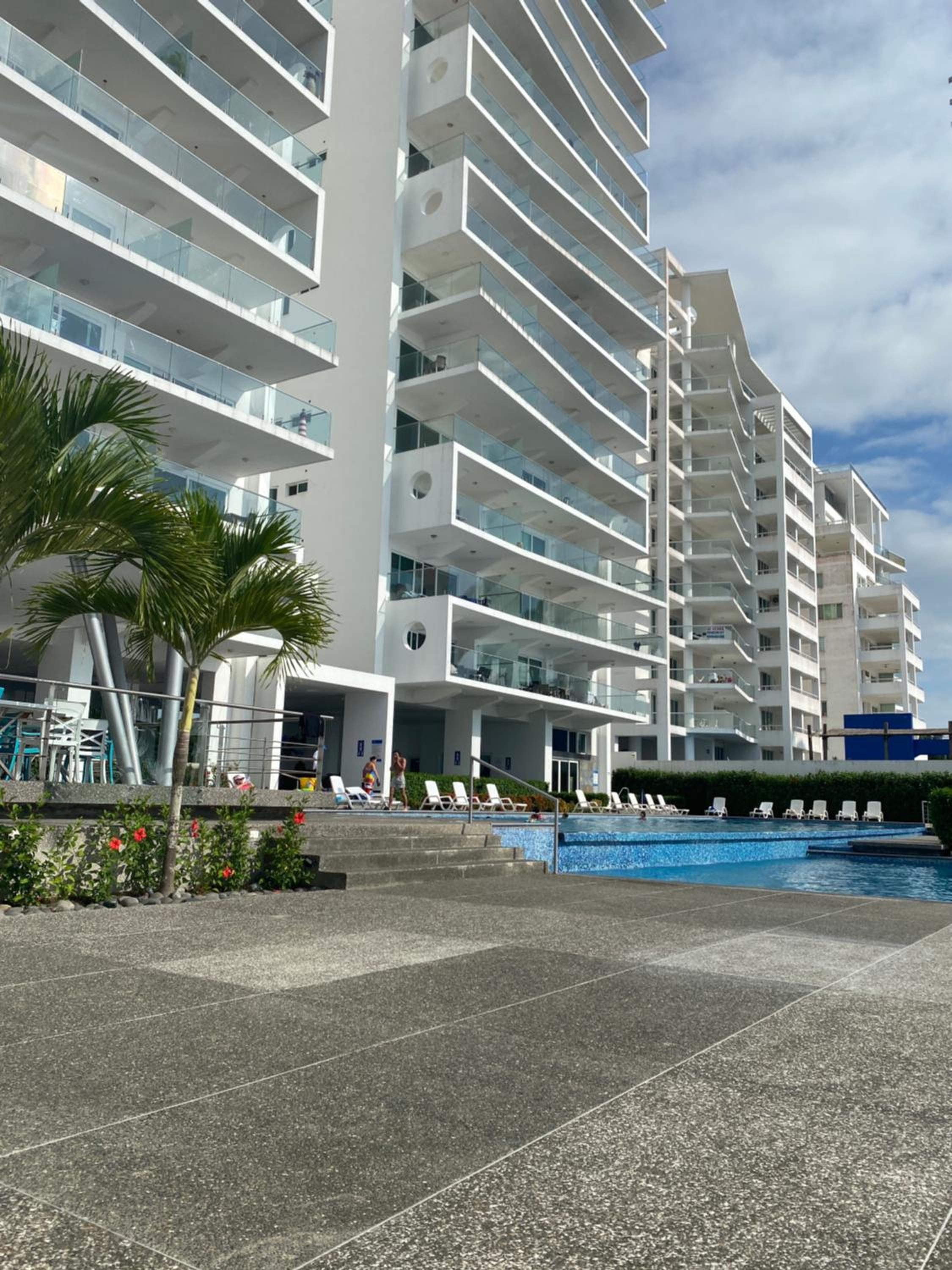 Departamentos frente al mar en Resort Playa Azul-Tonsupa