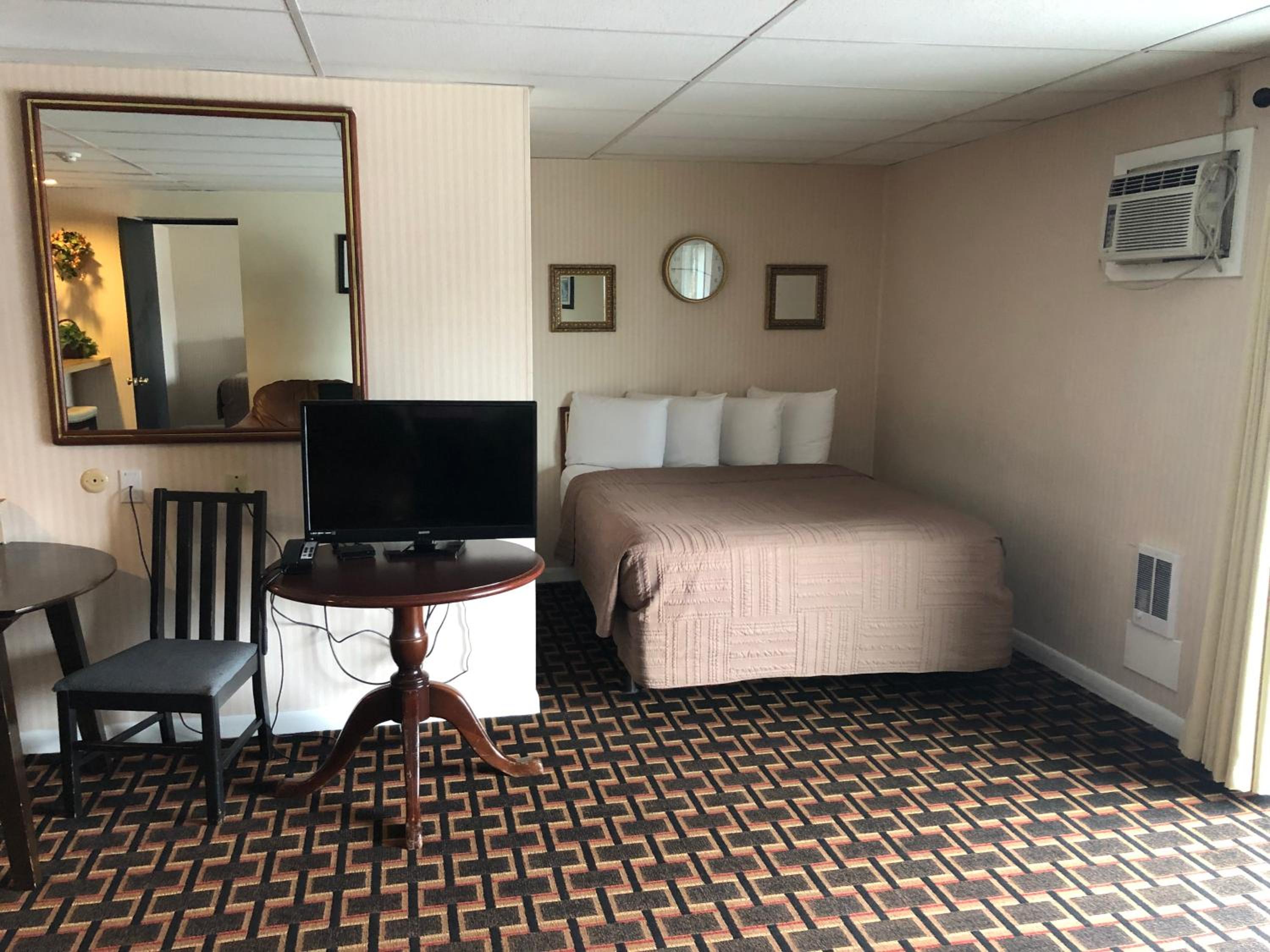 Colonial Inn Ellsworth