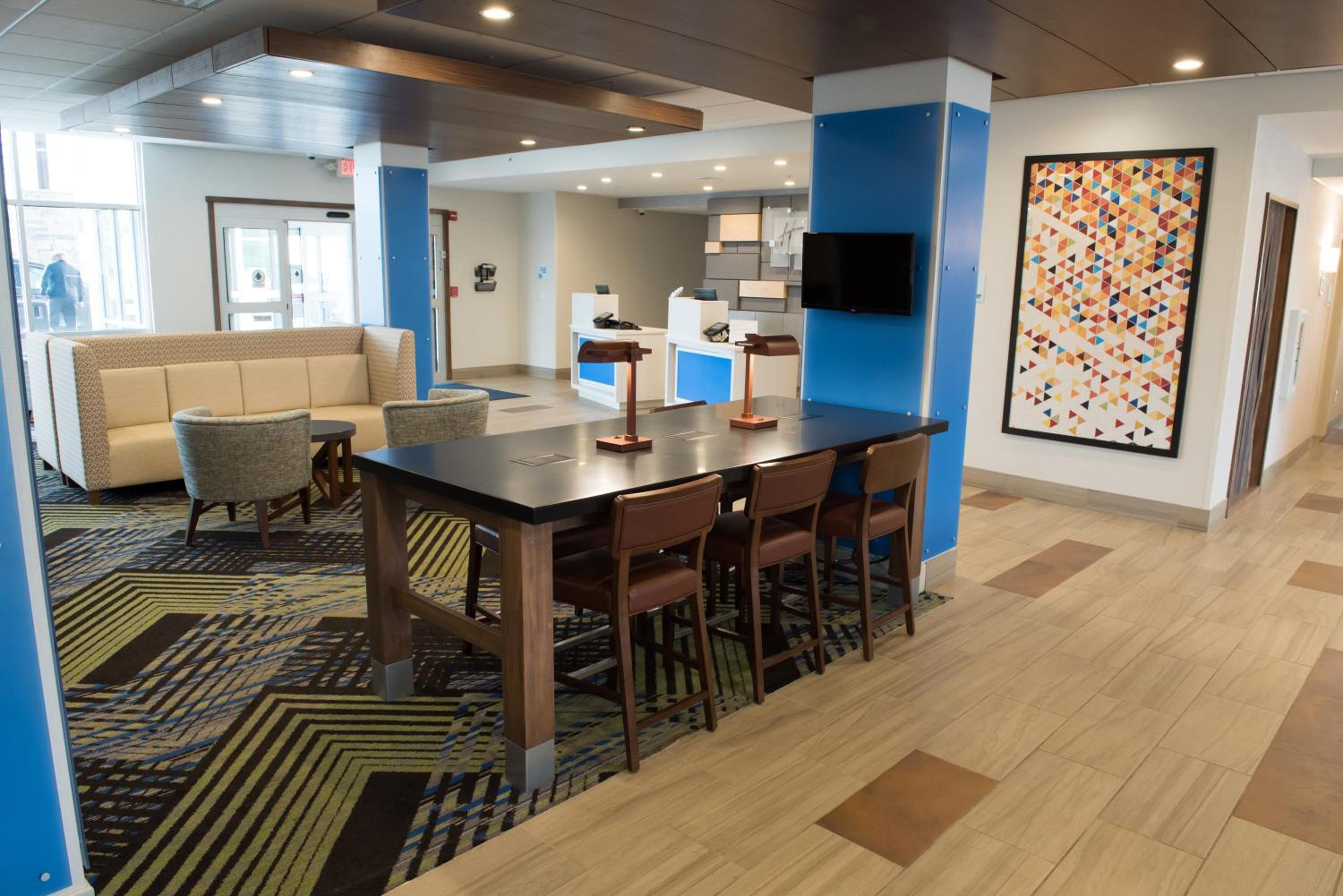 Holiday Inn Express & Suites - Fort Wayne North by IHG