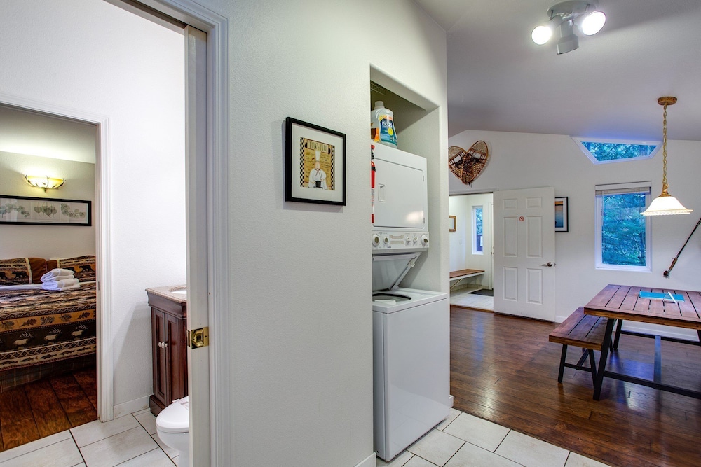 16GS - Hot Tub - BBQ - Pets Ok - Sleeps 2