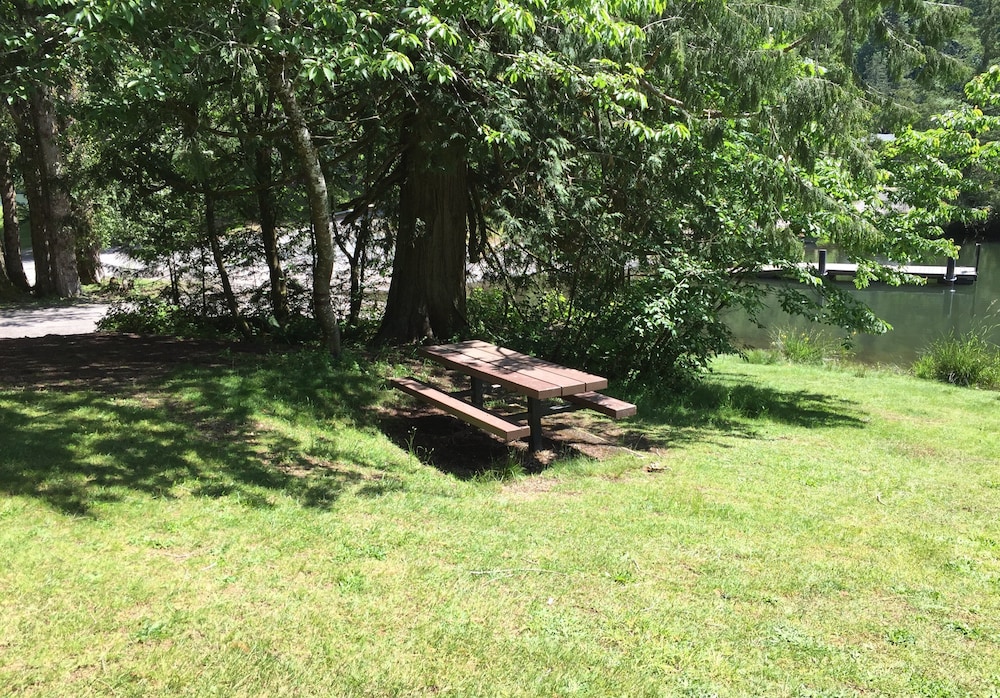 97MF - Lakeside - Dock - BBQ - Pets Ok - Sleeps 6
