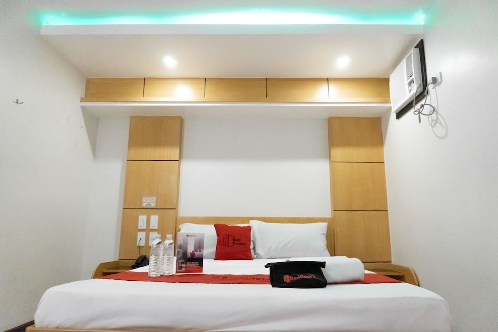 RedDoorz near Starmall Alabang