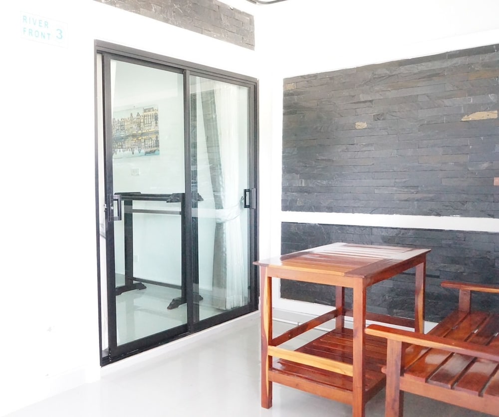 Chaiyai River Front Hotel