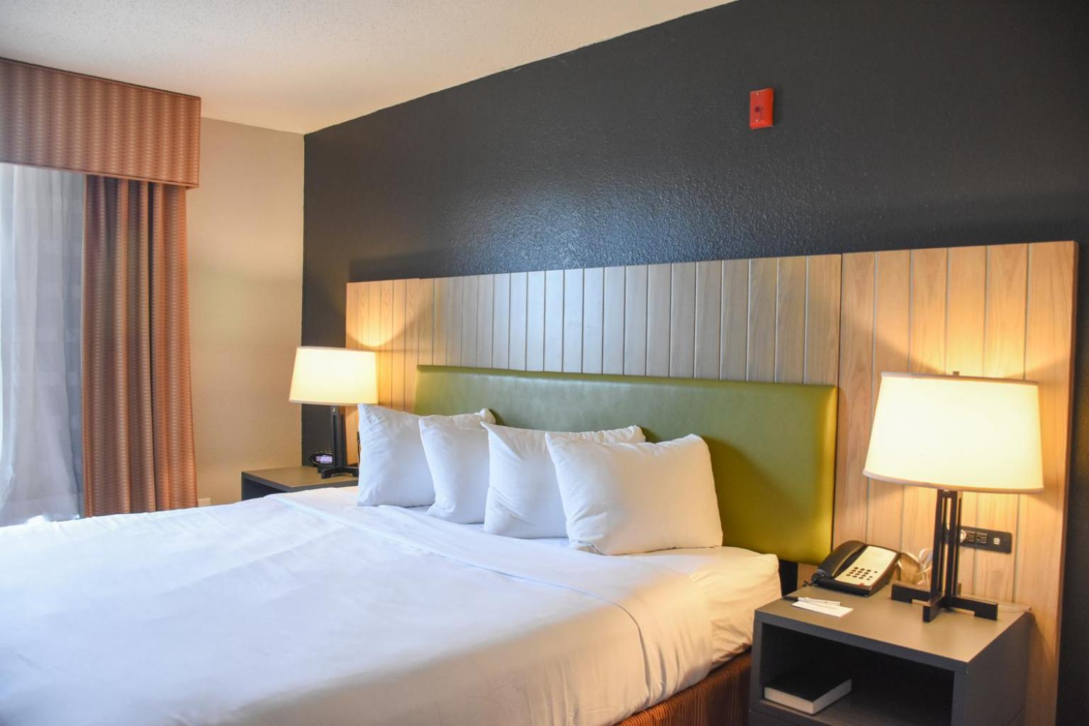 Country Inn & Suites By Radisson Bloomington-Normal West, IL