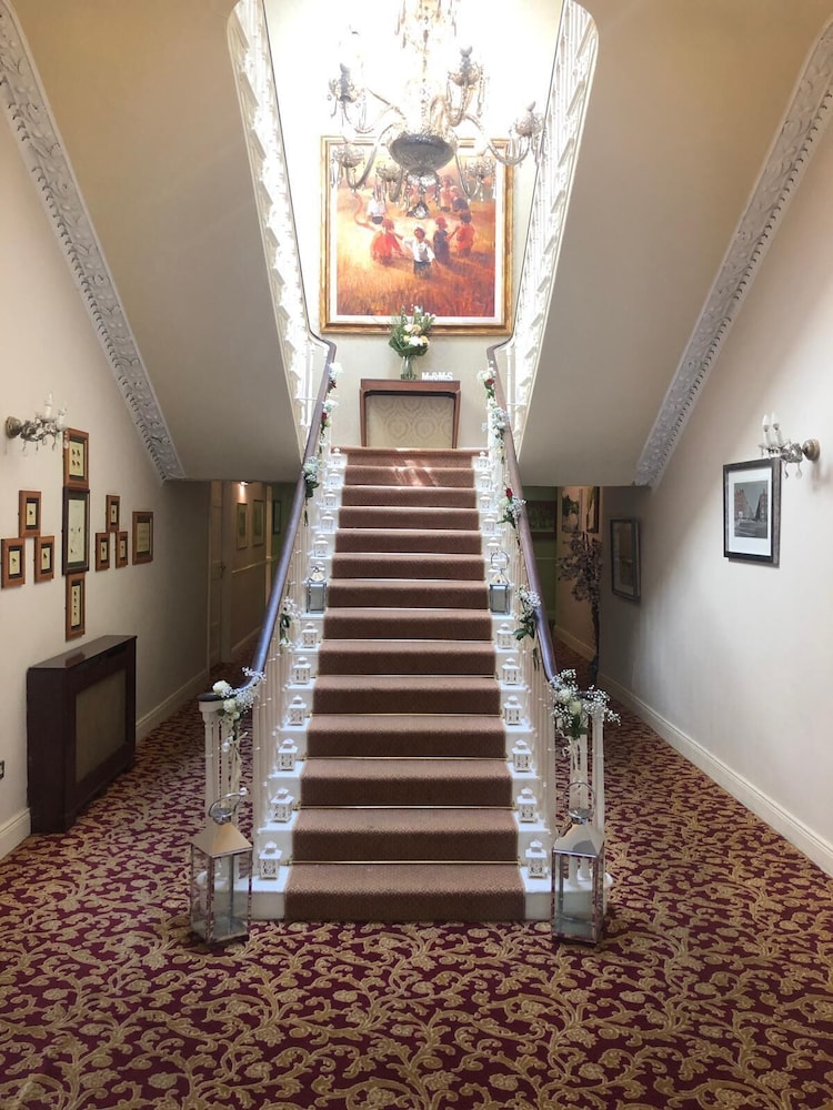 Castle Oaks House Hotel