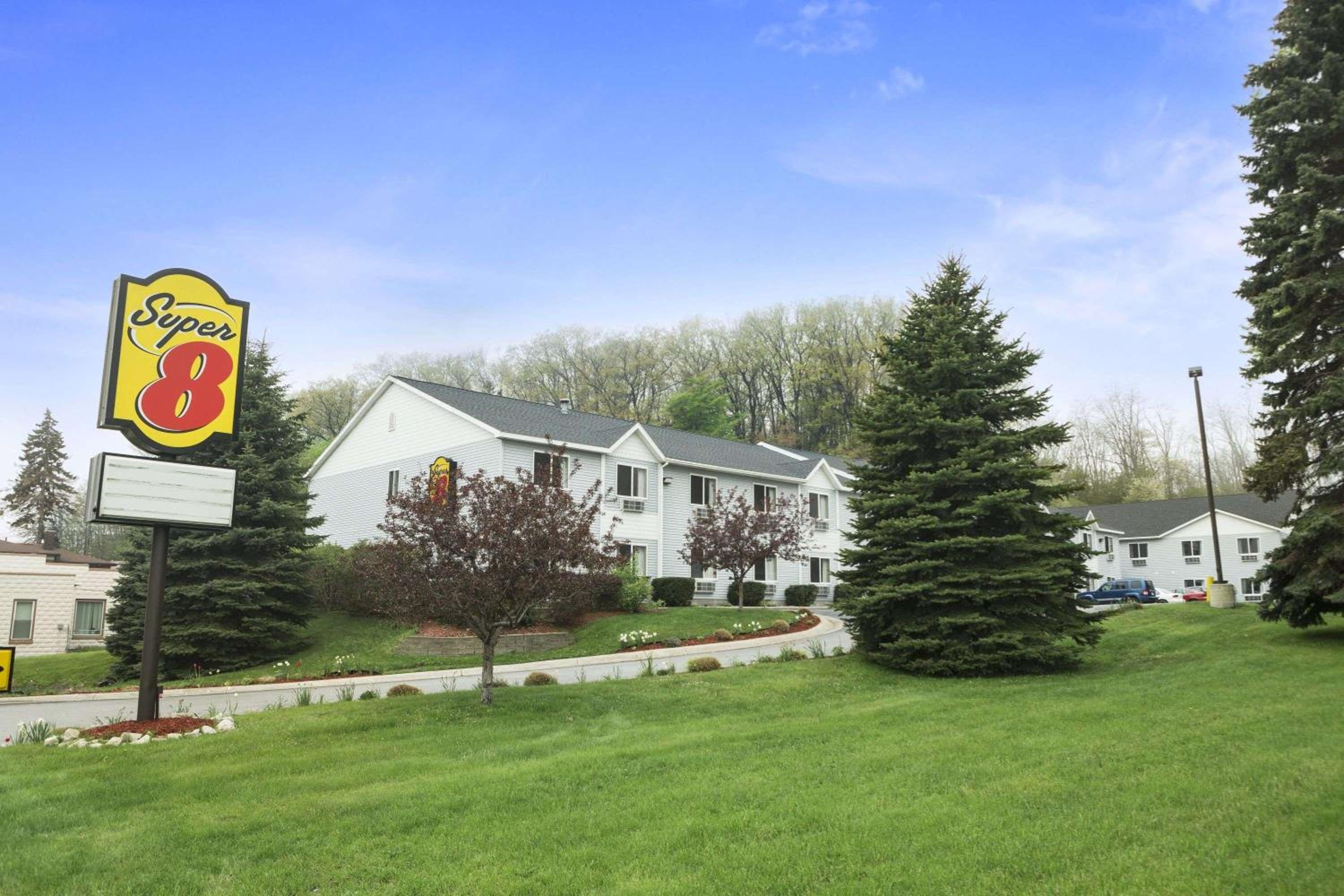 Super 8 by Wyndham Manistee