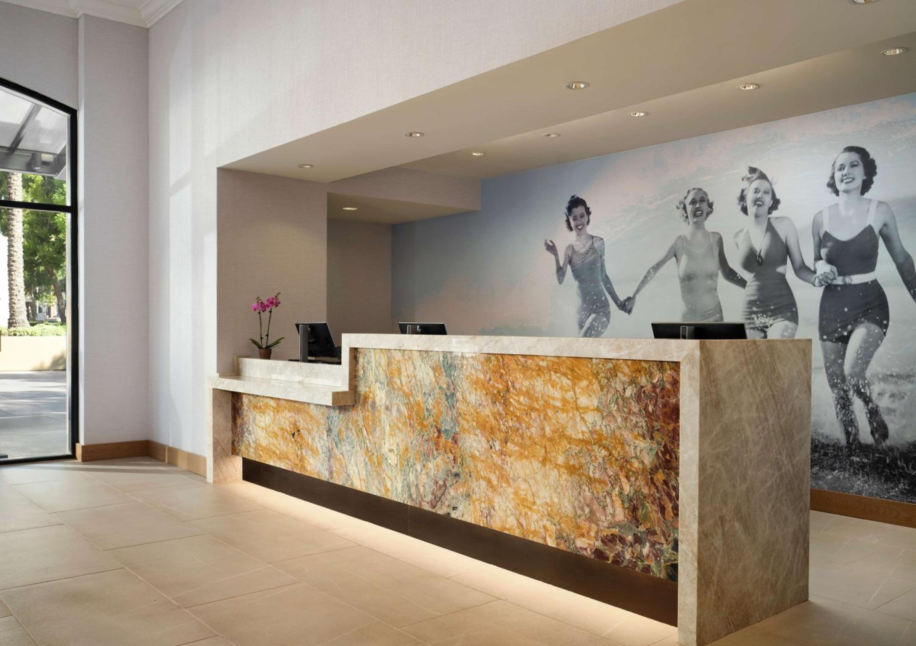 Hotel Zessa Orange County Airport, a DoubleTree by Hilton
