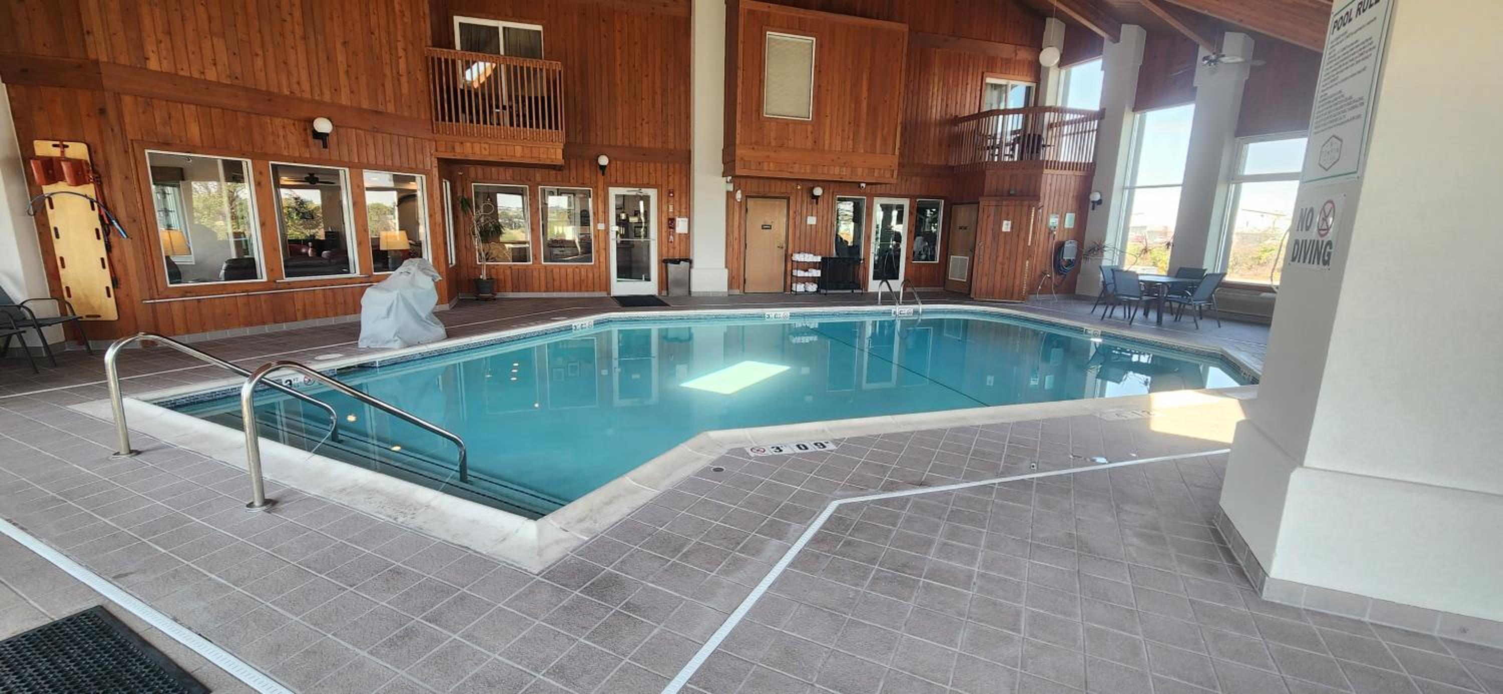Ten Pin Inn & Suites