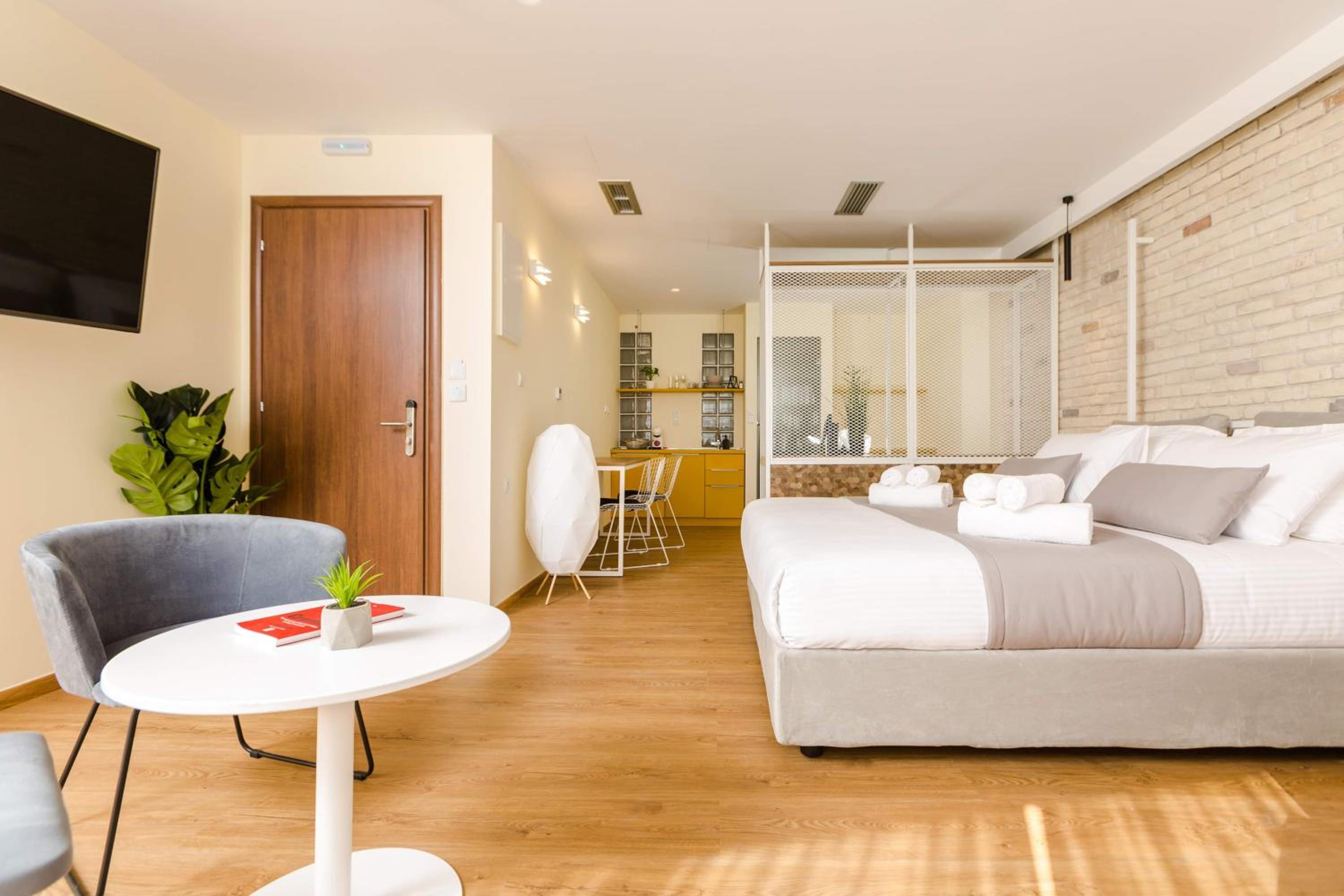 SUITES@SYNGROU-FIX