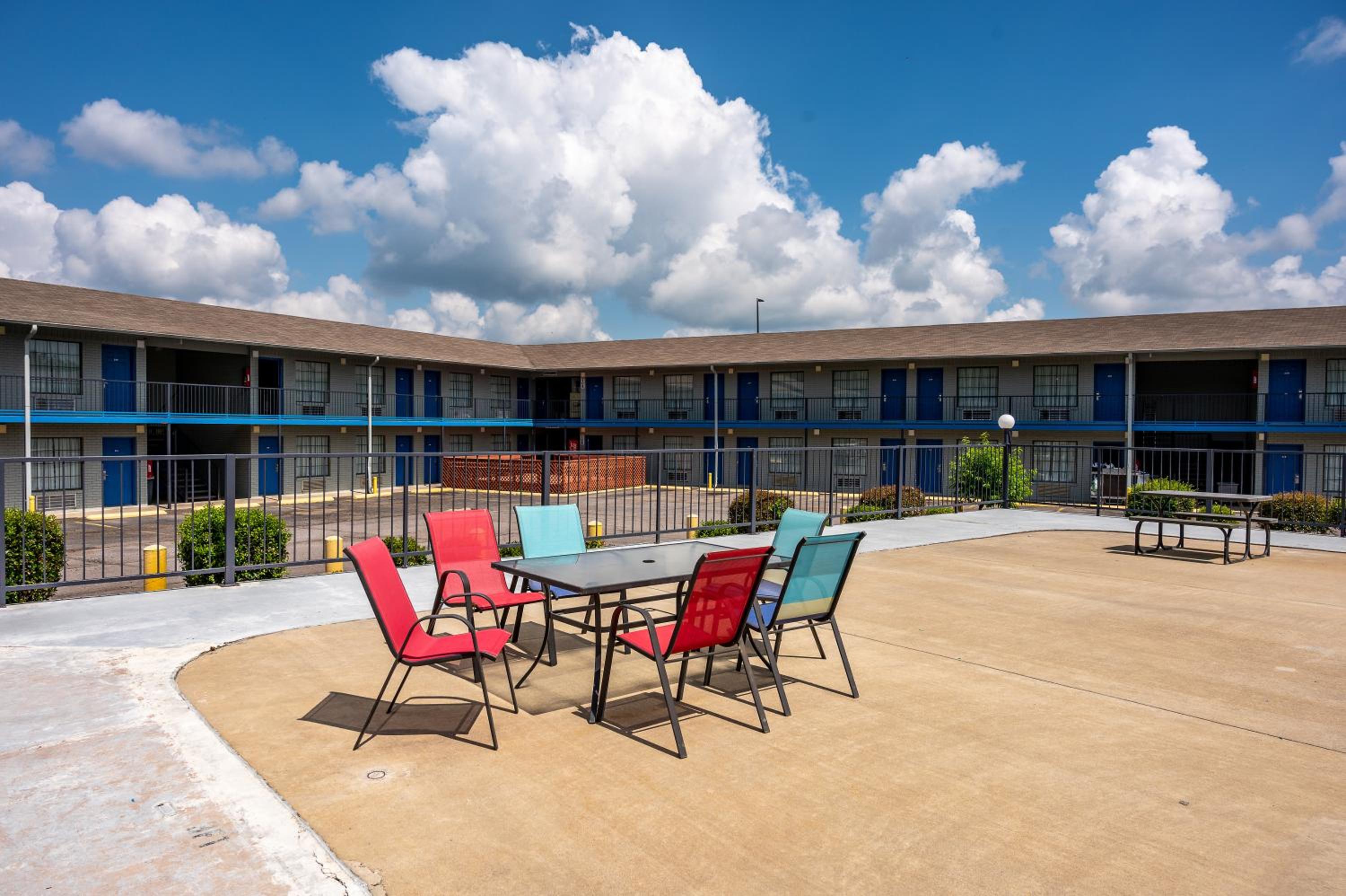 American Inn & Suites Russellville