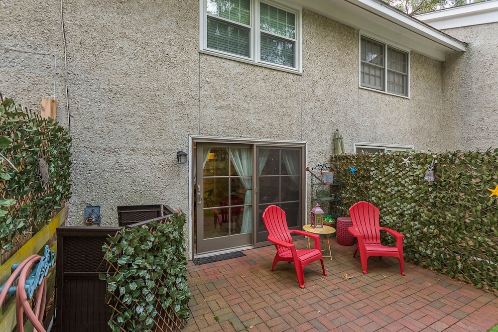 425 Magnolia Unit I by Hodnett Cooper