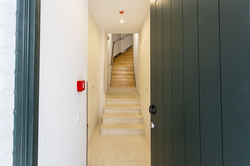 JOIVY Luxurious 2BR Apt w/street view, 2mins to Santa Justa Lift
